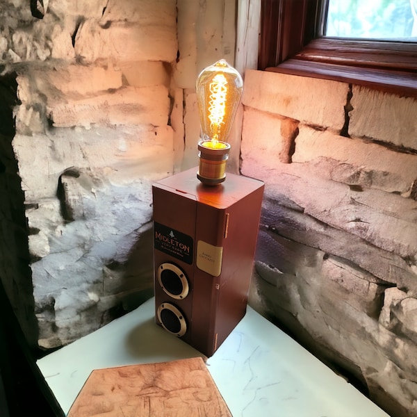 Caja de whisky muy rara de Midleton convertida en altavoz Bluetooth con lámpara Edison