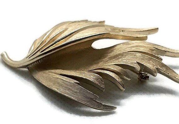 Vintage signed TRIFARI Brushed gold leaf brooch p… - image 5