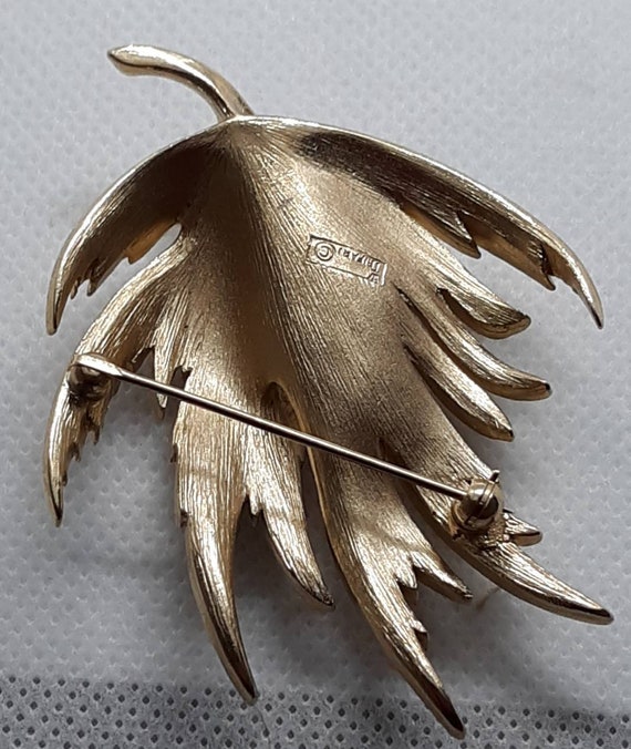 Vintage signed TRIFARI Brushed gold leaf brooch p… - image 4