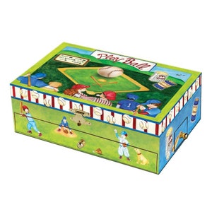 Könnte beinhalten: Eine Holz-Spieluhr mit einem Baseball-Design in Grün, Blau und Weiß. Der Deckel zeigt ein Baseballfeld mit Spielern, einem Baseball, Schlägern und den Worten "Play Ball". Die Box hat eine Schublade und ein Schlüsselloch.