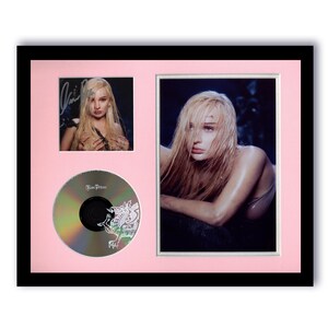 Exhibición de CD con autógrafos de Kim Petras &quot;Feed the Beast&quot; (11 x 14)