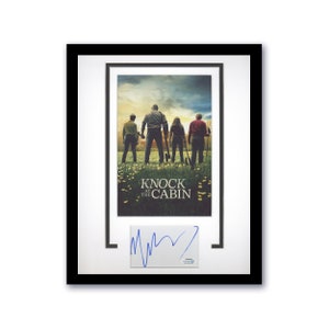 M. Night Shyamalan &quot;&quot;Knock at the Cabin&quot;&quot; AUTOGRAMM gerahmt 11x14 Display&quot;