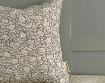 Housse de coussin imprimé bloc gris | Décor neutre | Oreiller décoratif floral gris moderne | Coussin floral botanique | Impression à la main |