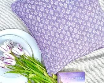 Housse de coussin à imprimé bloc Very peri Pantone 2022 | Oreiller décoratif botanique blanc et lilas | Coussin floral bloc à la main | Cadeau de fête des mères |