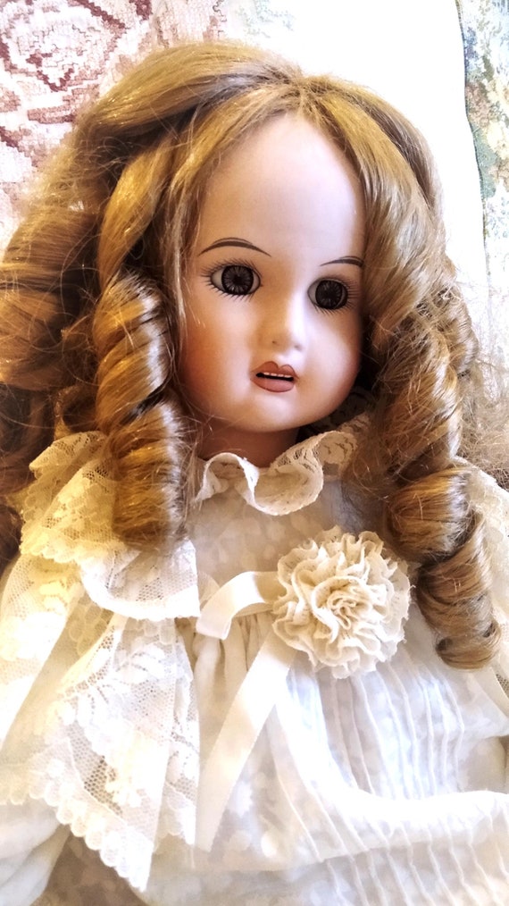 Ancienne poupée porcelaine MUNDIA de 35 cm THOMAS de 1992