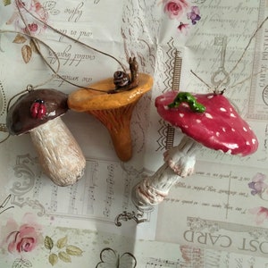 Set di addobbi natalizi di cotone filato in stile vintage. Fatto a mano. Ornamento natalizio in stile vintage.