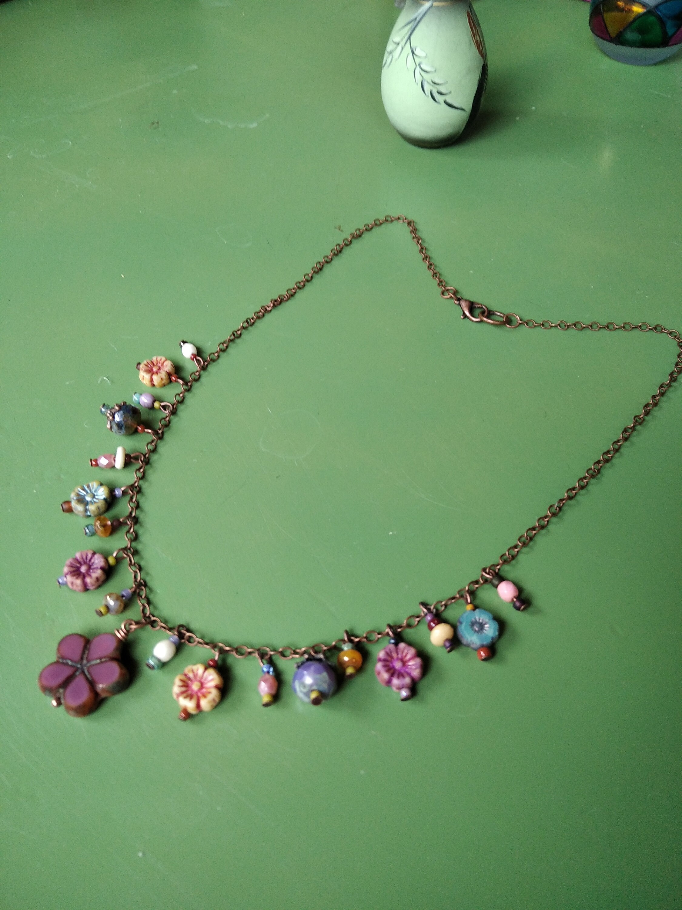 Gioielli Collane Collane di perline perle di vetro artigianale con fiori di ciliegio in vetro incastonato in vetro di murano trasparente su una catena a maglia in acciaio inox 