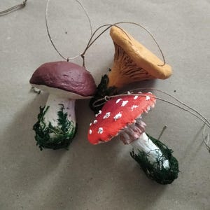 Set di decorazioni per l'albero di Natale fatto a mano in tecnica spun cotton.