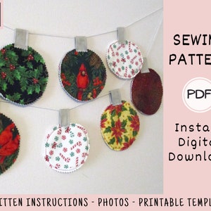 Puede incluir: Un patr&oacute;n de costura para hacer adornos navide&ntilde;os. El patr&oacute;n incluye instrucciones, fotos y una plantilla imprimible. Los adornos est&aacute;n hechos de tela y presentan una variedad de dise&ntilde;os festivos, incluyendo acebo, cardenales, bastones de caramelo y poinsettias. El patr&oacute;n est&aacute; disponible como una descarga digital instant&aacute;nea en formato PDF.