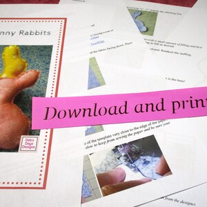 Puede incluir: Un patr&oacute;n imprimible para hacer conejos de tela. El patr&oacute;n incluye instrucciones para coser las piezas de tela juntas y rellenar los conejos. La imagen tambi&eacute;n muestra tres conejos de tela terminados en rosa, amarillo y gris.