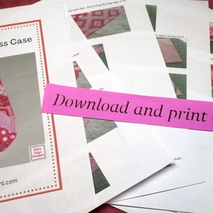 Puede incluir: Un patr&oacute;n imprimible para una funda de gafas acolchada. El patr&oacute;n incluye instrucciones y diagramas para coser la funda. La funda est&aacute; hecha de tela rosa y roja con un patr&oacute;n de lunares blancos. El texto en el patr&oacute;n dice "Descargar e imprimir en casa".