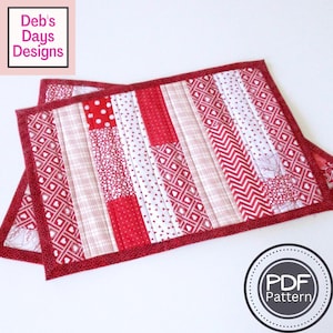 Puede incluir: Dos manteles individuales acolchados rojos y blancos con un borde rojo. Los manteles individuales están hechos de varias telas con diferentes patrones, incluyendo corazones, lunares y rayas. Los manteles individuales se venden como un patrón PDF.