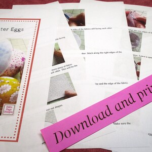 Puede incluir: Una hoja de instrucciones imprimible para hacer huevos de Pascua de tela. La hoja incluye una foto de huevos de tela terminados e instrucciones para cortar, coser y dar la vuelta a la tela. El texto de la hoja dice "Fabric Easter Eggs" y "Download and print at home".