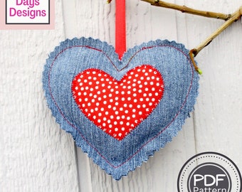 Könnte beinhalten: Ein herzförmiges Kissen aus Jeansstoff mit einem roten Herz mit weißen Punkten in der Mitte. Das Kissen hängt an einem Zweig mit einem roten Band. Der Text "PDF Pattern" befindet sich in einem Kreis unten rechts im Bild.