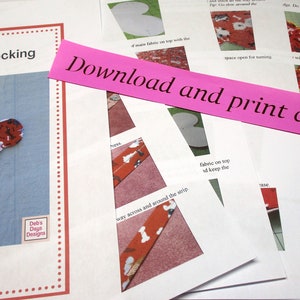 以下が含まれることがあります： 犬の骨の形をした靴下の印刷可能なパターン。パターンには、犬の骨の形をした赤と白の布の靴下を縫うための指示とテンプレートが含まれています。パターン上のテキストは「Download and print at home」と表示されています。