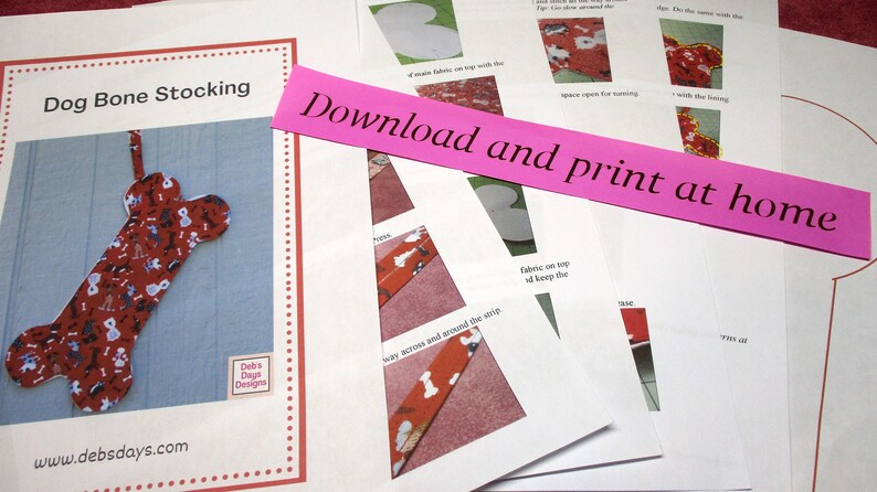 以下が含まれることがあります： 犬の骨の形をした靴下の印刷可能なパターン。パターンには、犬の骨の形をした赤と白の布の靴下を縫うための指示とテンプレートが含まれています。パターン上のテキストは「Download and print at home」と表示されています。