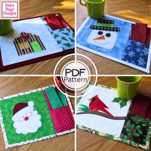 Puede incluir: Cuatro posavasos acolchados con temática navideña con un bolsillo para una taza. Los posavasos representan un muñeco de nieve, un cardenal, un Papá Noel y una casa.