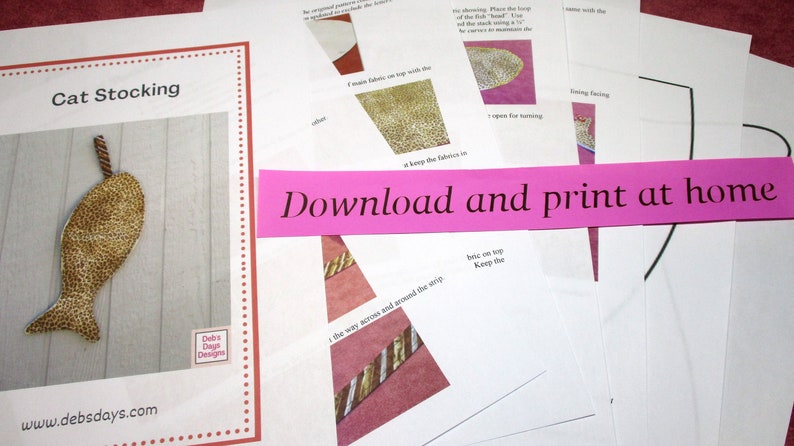 K&ouml;nnte beinhalten: Ein druckbares Muster f&uuml;r einen Katzenstrumpf in Fischform. Das Muster befindet sich auf einem wei&szlig;en Blatt Papier mit den Worten "Download and print at home" auf einem rosa Papierstreifen.