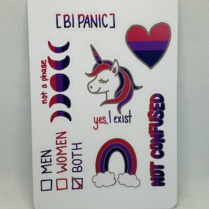 Puede incluir: Una hoja de pegatinas blanca con varios diseños en los colores de la bandera del orgullo bisexual: rosa, morado y azul. Los diseños incluyen un corazón, un unicornio, un arcoíris y el texto "[BI PANIC]", "yes, I exist" y "NOT CONFUSED".