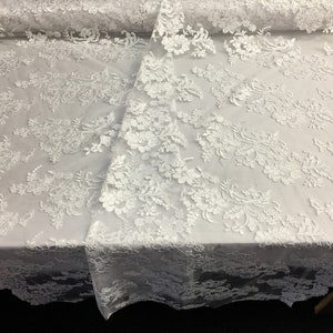 Tessuto in pizzo a rete ricamato con fiori bianchi, pizzo smerlato per abito da sposa tagliato su misura
