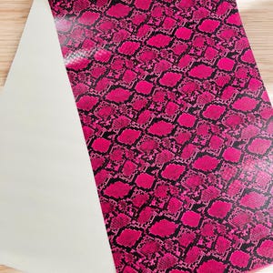 Felroze vinyl met slangenleer reliëf: python kunstleer bekleding