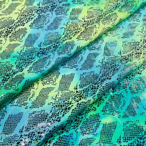Tela de spandex de nailon con estampado de lámina de cobra iridiscente verde/amarillo cortada a medida / Teñido anudado Diseño de serpiente metálica Tela de nailon Estiramiento en 4 direcciones 60"