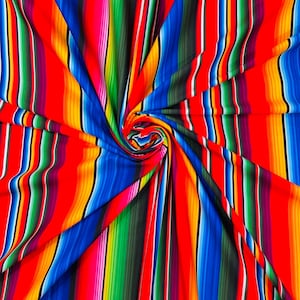 Pode incluir: Tecido vibrante com listras verticais em vermelho, azul, amarelo, verde e branco. O tecido é dobrado e rodopiado, criando um padrão dinâmico. As cores vibrantes e o design sugerem um tema festivo ou cultural.