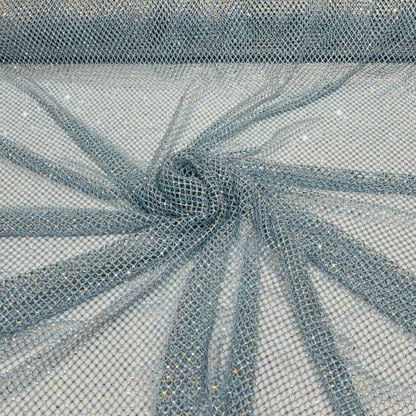 Tissu de strass irisé sur tissu de filet extensible bleu clair, filet de poisson en spandex avec pierres de cristal vendu par verge