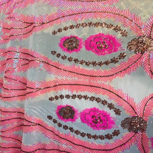 Iriserende Lilac Sequins Stof, Damask Design 4 Way Stretch Sequin Stof op een Spandex Mesh-Prom-Jurk op maat gesneden
