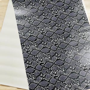 Grijze python vinyl met slangenprint: kunstleer bekledingsstof