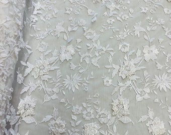 Tela de encaje con bordado floral 3D blanco: Encaje para vestido de novia cortado a medida