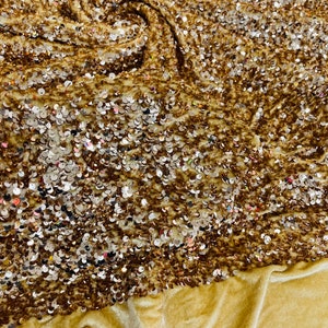 Shiny 5mm Sequin On A 2 Way Stretch Velvet (1 Yard, Mint Green)