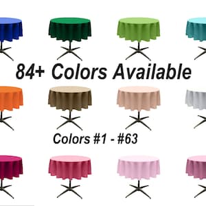 Op de afbeelding: Een verzameling van 10 ronde tafelkleden in verschillende kleuren, waaronder blauw, groen, turquoise, oranje, beige, roze en rood. De tafelkleden worden getoond op ronde tafels met zwarte metalen poten. De tekst "84+ Kleuren Beschikbaar" en "Kleuren #1 - #63" wordt onder de tafelkleden weergegeven.