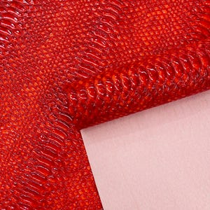 Bloedrode glanzende 3D-vinylstof met slangenreliëf op maat gesneden, 2-kleuren slangenleer vinyl kunstleer-3D schalen vinyllederen bekleding