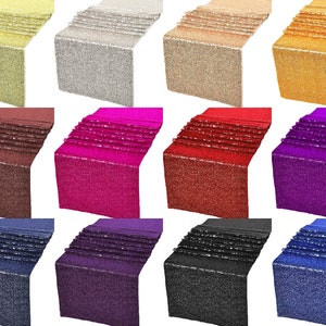 Könnte beinhalten: Ein Set mit 10 Tischläufern aus Pailletten in verschiedenen Farben, darunter Gold, Silber, Rot, Pink, Lila, Blau und Schwarz. Jeder Läufer ist etwa 35,5 cm breit und 183 cm lang.