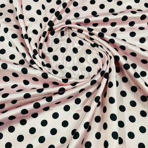 Mia Fabrics Inc、水玉模様のサテン生地 - 黒地にピンク - 非常に柔らかいシルキーサテン水玉模様生地 1ヤードあたり販売