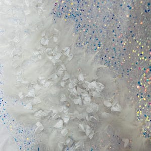 Tissu velours transparent irisé à sequins avec plumes sur velours stretch blanc | par mètre | Plus de 5 mm Paillettes Velours Extensible dans les 2 sens