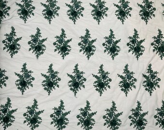 Tela de encaje floral 3D verde cazador: lentejuelas y perlas bordadas