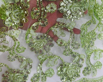 Saliegroene kantstof met bloemen en pailletten en metallic draad
