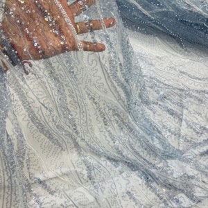 Cuentas y lentejuelas de diseño ondulado azul bebé, bordadas con lentejuelas de tela con cuentas en un encaje de malla, boda, novia, vestido vendido cortado a medida