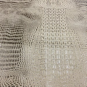 Tela de vinilo de imitación de piel de cocodrilo en dos tonos dorado y blanco, tela de cocodrilo en relieve cortada a medida para tapicería, bolsos, zapatos, carteras y cinturones.