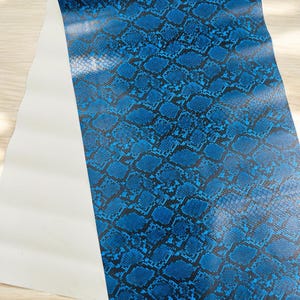 Nachtblauw vinyl met slangenleer reliëf: python kunstleer bekleding