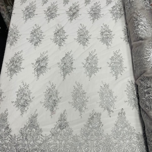 Flower Lace Fabric - Zilver met Metallic Thread - Floral Cluster Geborduurd Ontwerp op Mesh Lace Stof op maat gesneden (Kies een maat)