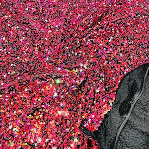 Tecido de veludo elástico com lantejoulas iridescentes vermelhas: lantejoulas de 5 mm, por metro