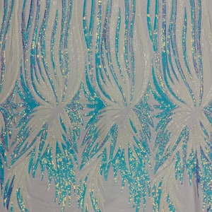 Schillernde Aqua / weiße Pailletten auf weißem Netz, Engelsflügel-Design gestickt auf einem Netz 4-Wege-Stretch-Pailletten-Abschlussball-Kleid