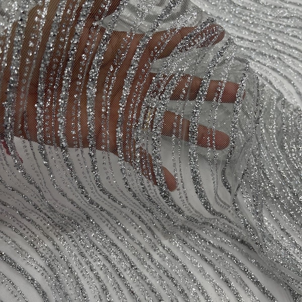 Silberner Strass Glitzer Stoff auf einer Netzmasche rohware | Gewelltes Desing Glitzer Strasssteine auf Mesh Stoff Abendkleid