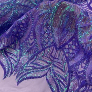 Lavendel iriserende paillettenstof, op maat gesneden - royalty-ontwerp geborduurd met lovertjes op een 4-way stretch paillettenstof mesh-galajurk
