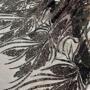 Zwarte geborduurde paillettenstof 4-way stretch damastontwerp pailletten op spandex mesh galajurkstof op maat gesneden