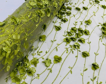 Puede incluir: Tela de encaje floral verde con adornos de flores 3D y lentejuelas. La tela tiene una base de malla y es perfecta para proyectos de artesanía y costura.