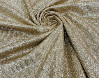 Könnte beinhalten: Nahaufnahme eines schimmernden, goldfarbenen Stoffes mit strukturierter Oberfläche. Das Material ist spiralförmig zusammengefasst und zeigt seine Drapierung und lichtreflektierenden Eigenschaften. Der Stoff hat einen dezenten Glanz.